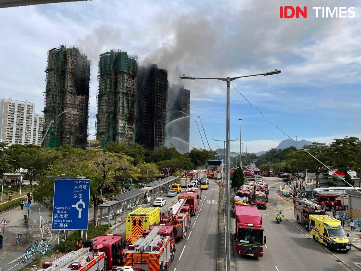 perumahan Wang Fuk Court hangus terbakar