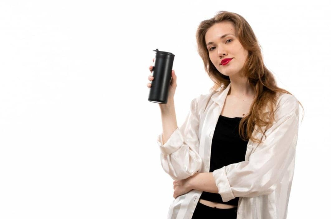 ilustrasi memegang tumbler