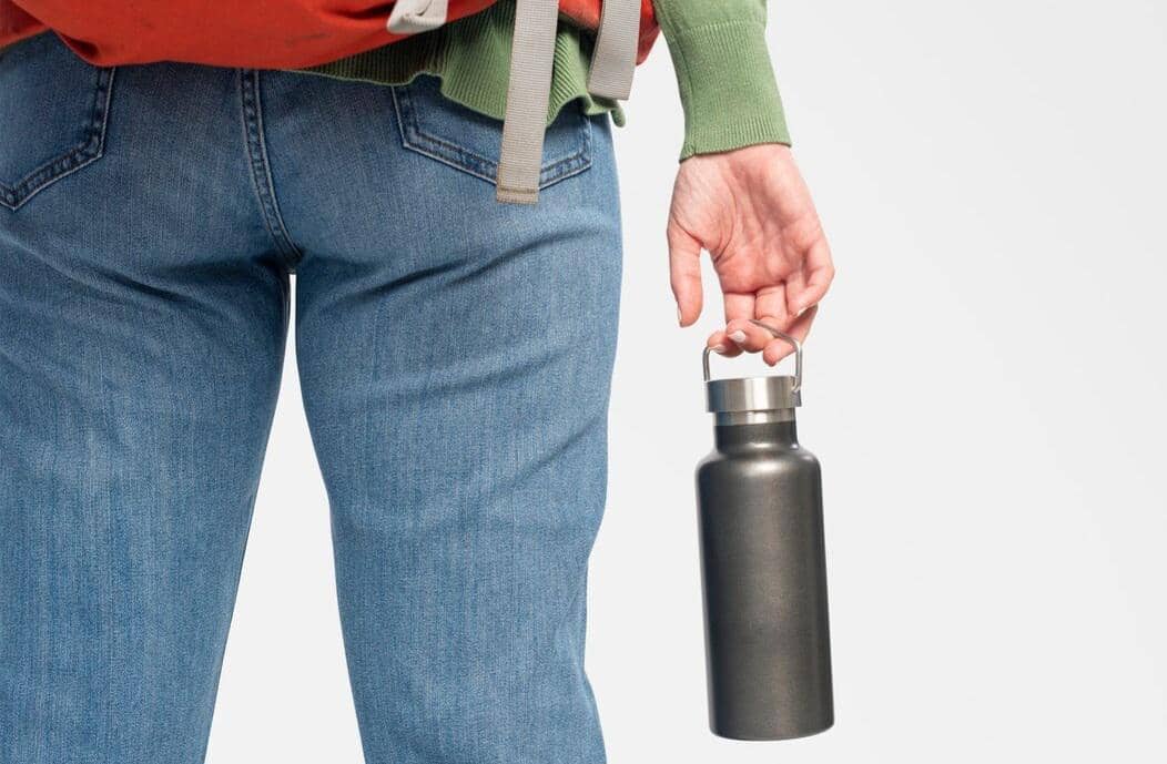 ilustrasi membawa tumbler