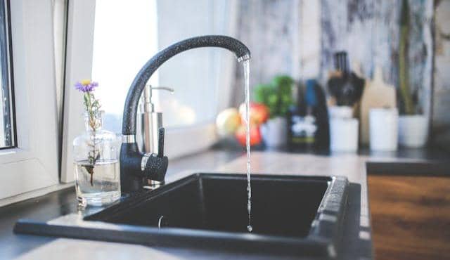 ilustrasi air mengalir untuk membilas tumbler 