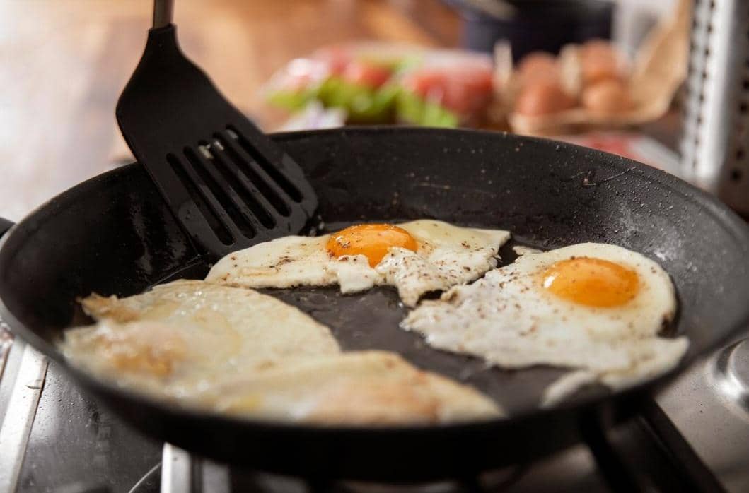 ilustrasi menggoreng telur (freepik.com/freepik)