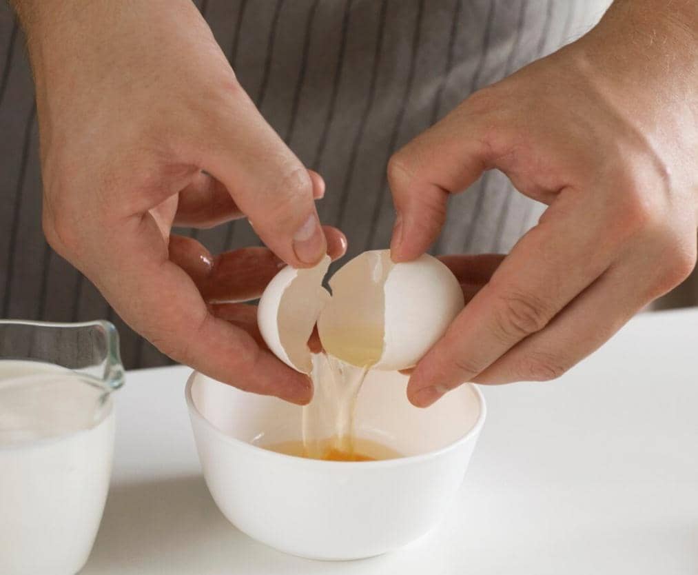 ilustrasi pecahkan telur (freepik.com/freepik)