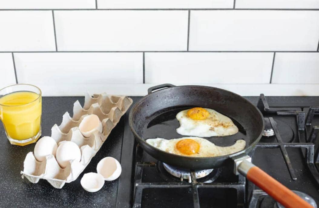 ilustrasi menggoreng telur (freepik.com/freepik)
