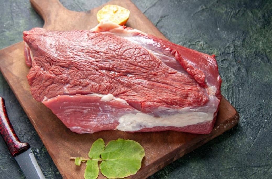 ilustrasi daging sapi segar (freepik.com/mdjaff)