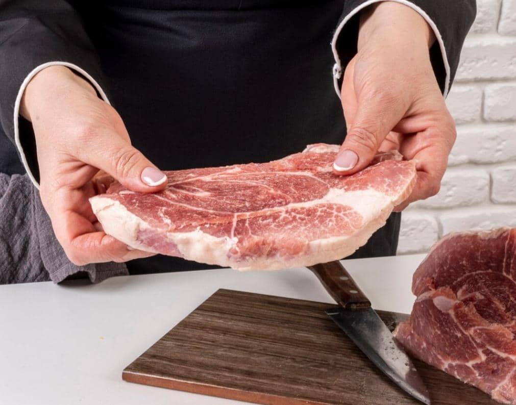 ilustrasi memegang daging sapi