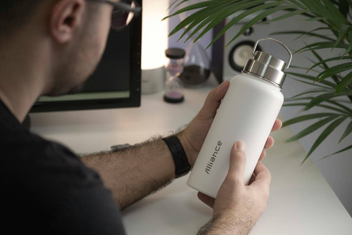 https://unsplash.com/id/foto/orang-yang-memegang-botol-calvin-klein-putih-dan-hitam-M2_-9gdfwhs