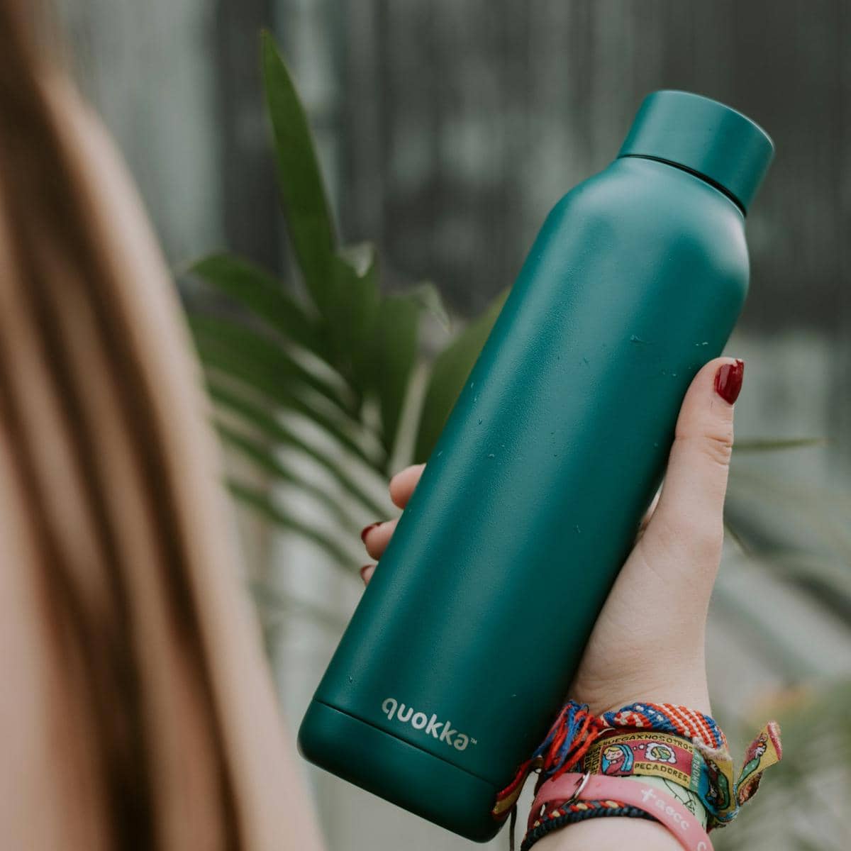 https://unsplash.com/id/foto/seorang-wanita-memegang-botol-air-hijau-di-tangannya-e-1FTmzxIaI