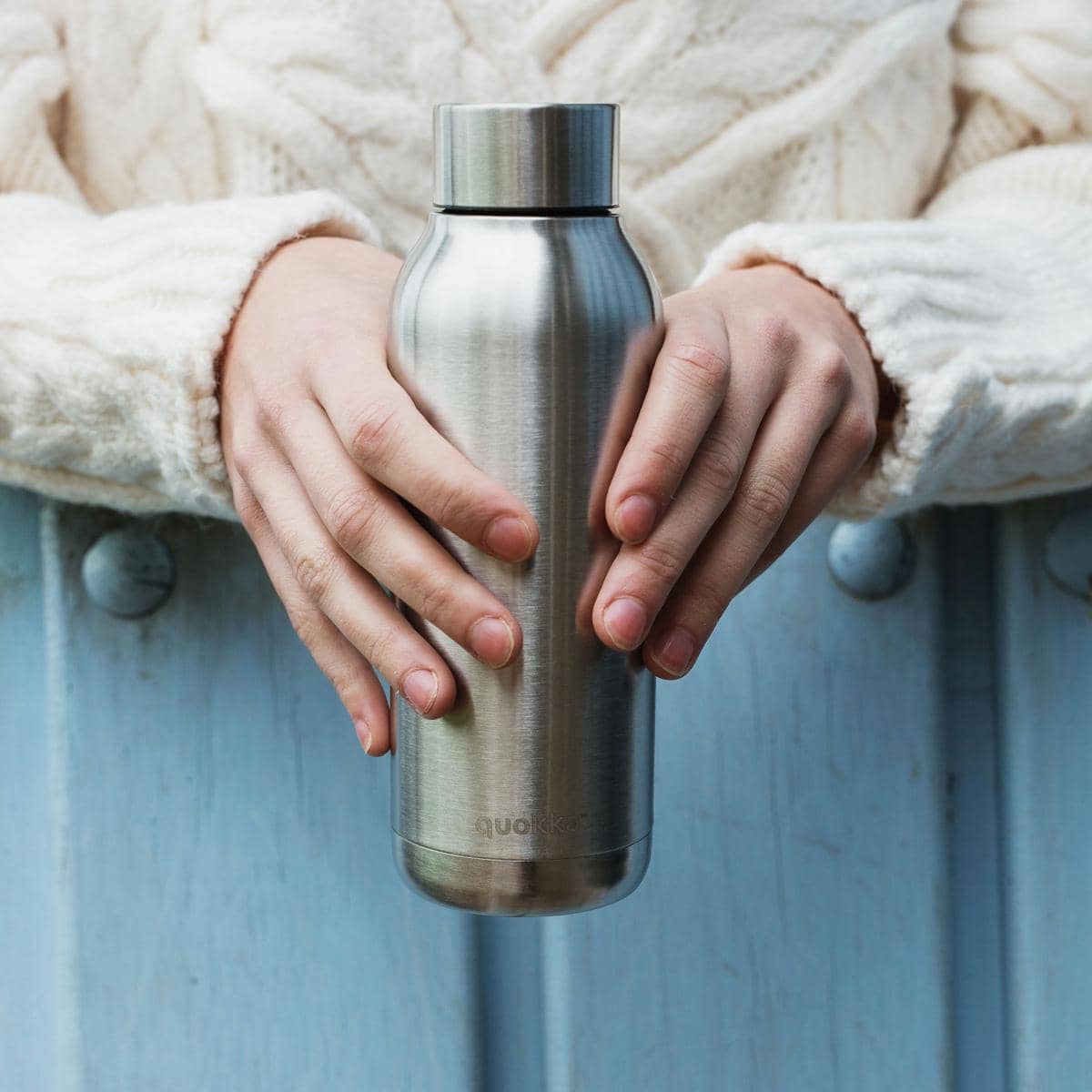 Potret seseorang memegang tumbler  