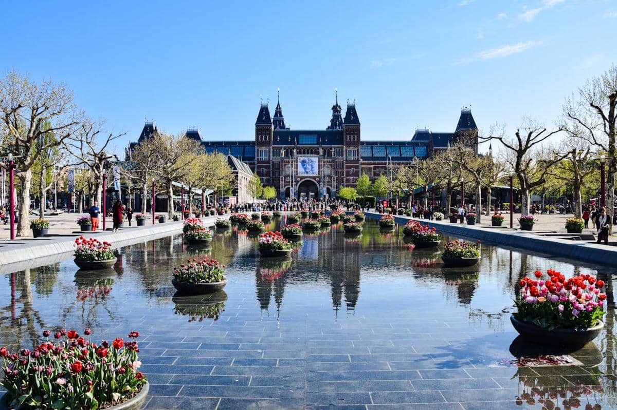 Rijksmuseum, museum seni dan sejarah nasional Belanda yang terletak di Amsterdam, dan merupakan salah satu museum terbesar di dunia