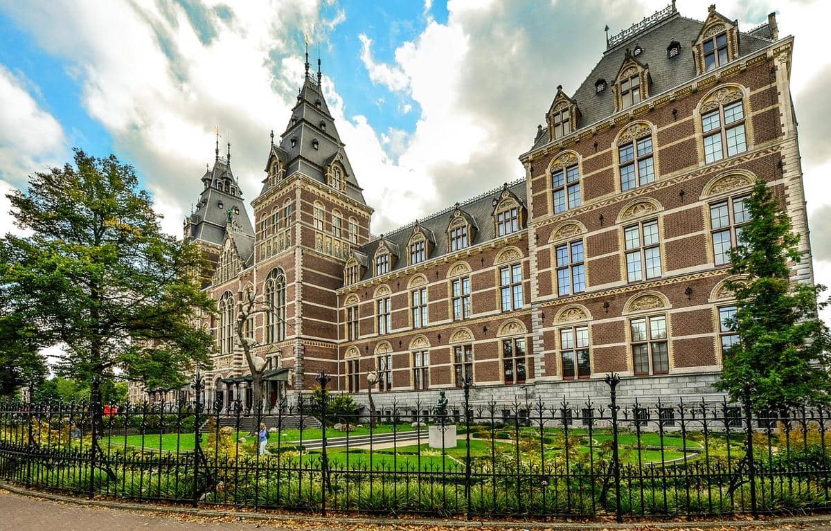 Rijksmuseum, museum seni dan sejarah nasional Belanda yang terletak di Amsterdam, dan merupakan salah satu museum terbesar di dunia