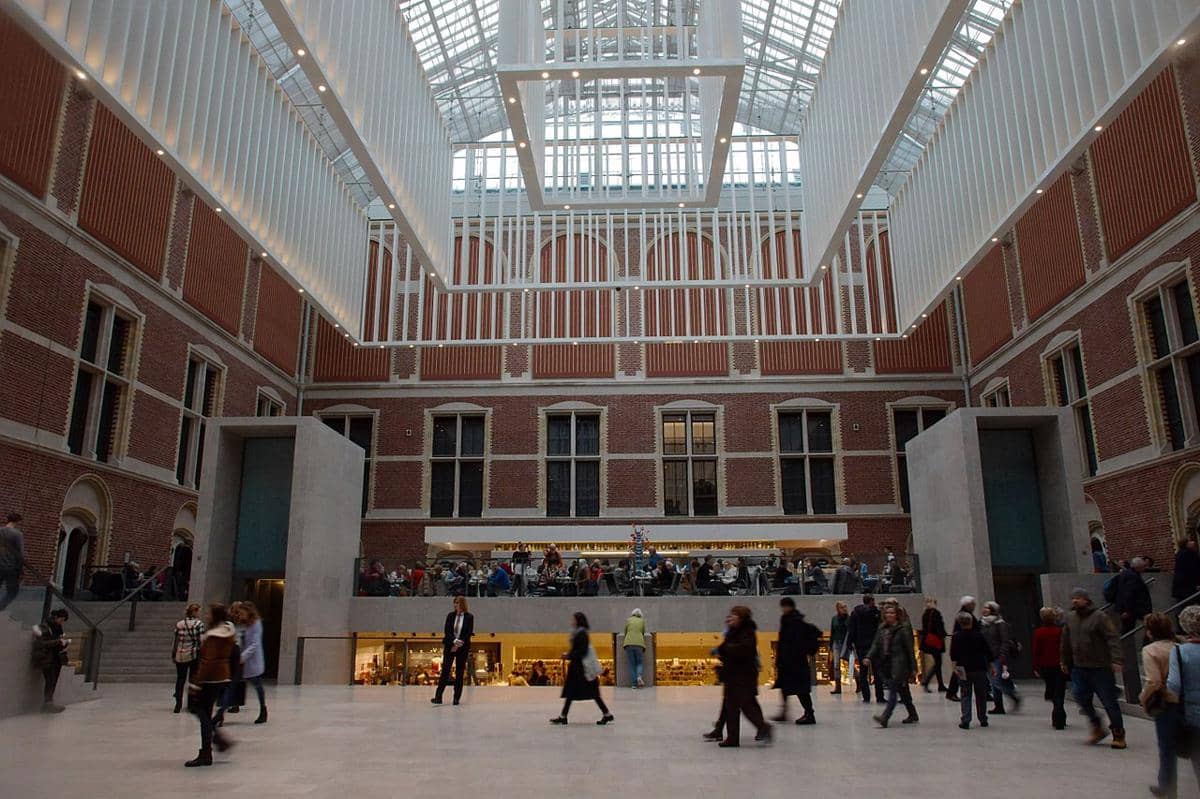 Interior, lebih tepatnya atrium atau lobi utama Rijksmuseum
