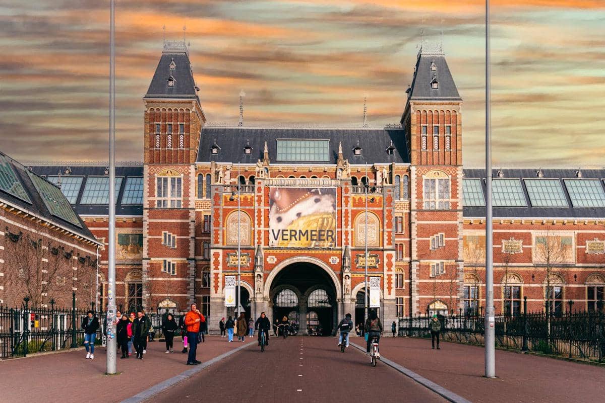 Rijksmuseum, dengan Lorong Melengkung (Passage) di tengah, yang dapat dilalui oleh pejalan kaki dan pesepeda