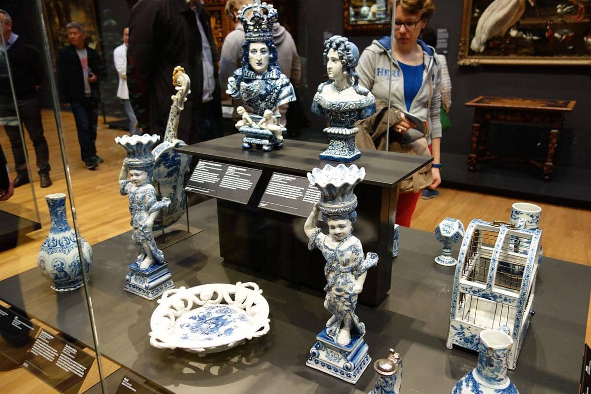 Koleksi keramik Delftware yang dipamerkan di Rijksmuseum, Amsterdam, Belanda