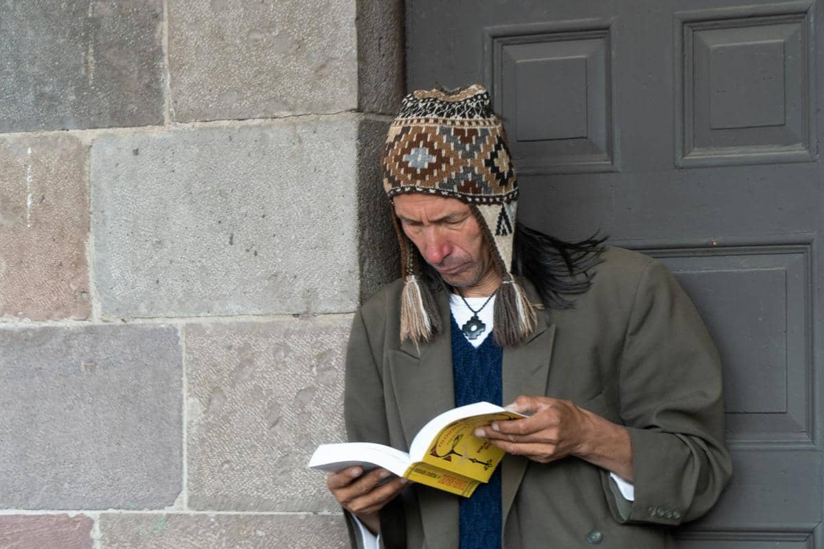 ilustrasi membaca buku di ruang publik