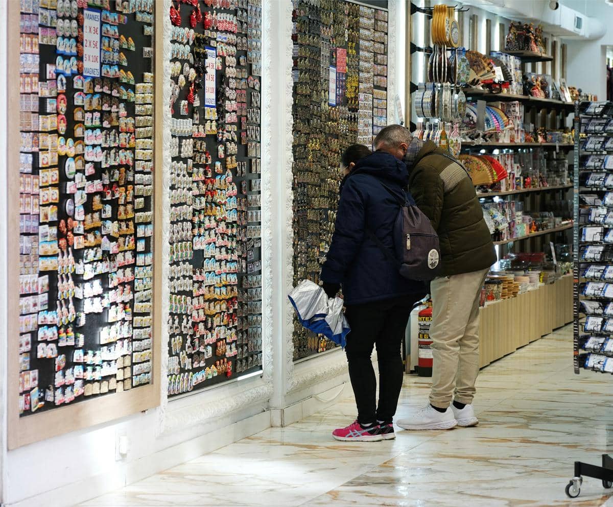 ilustrasi belanja oleh-oleh