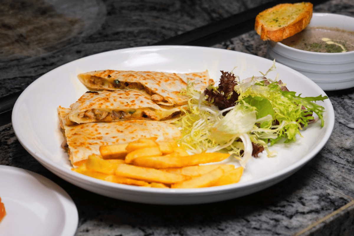 ilustrasi chicken quesadilla