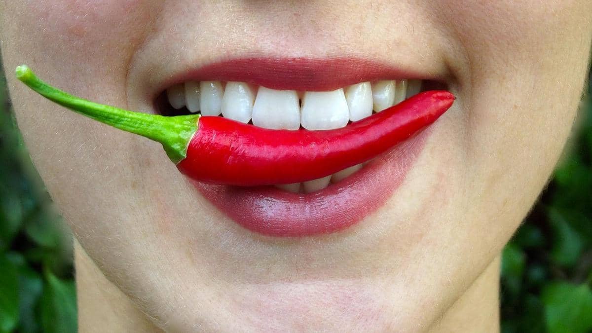 ilustrasi orang menggigit cabe