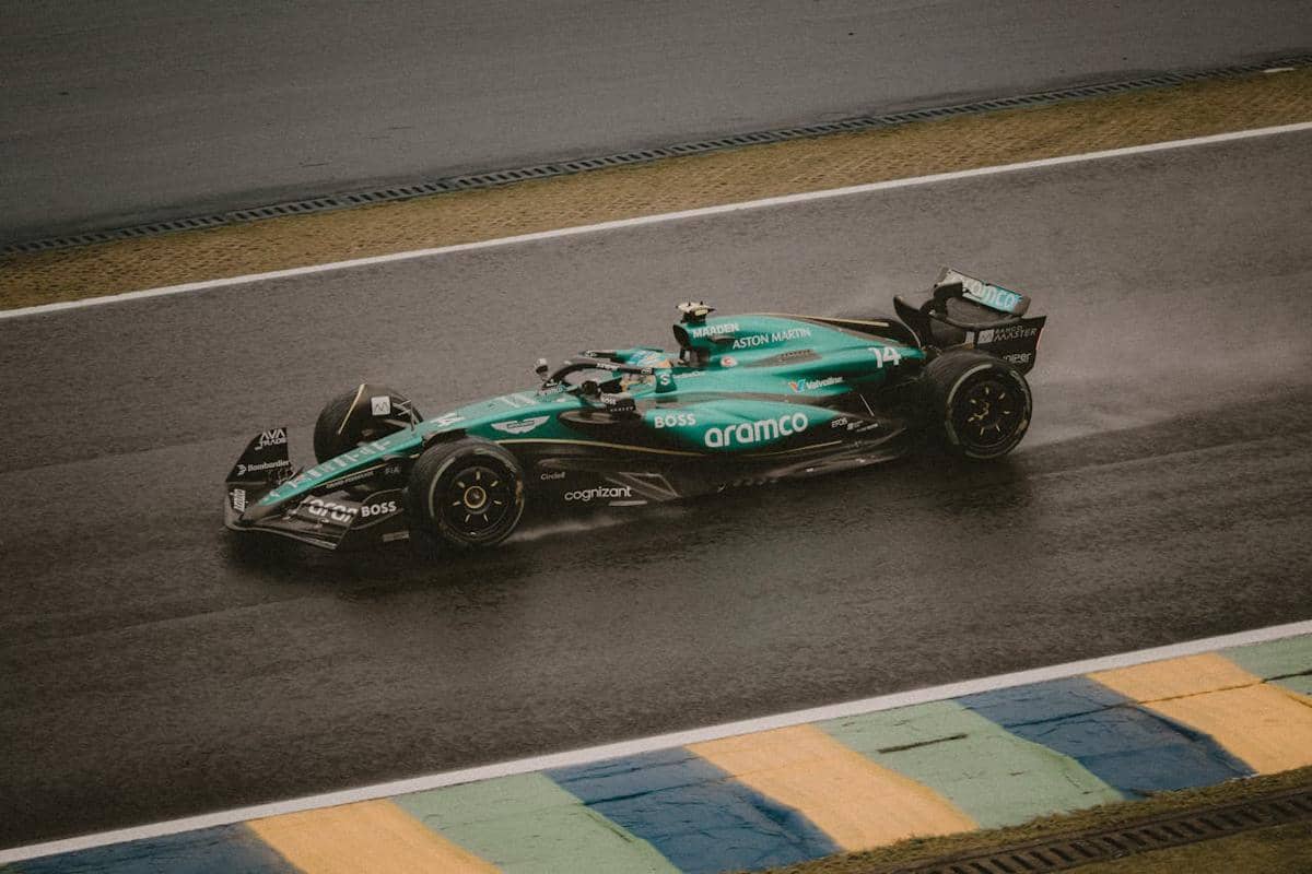 ilustrasi pembalap Aston Martin di Formula 1