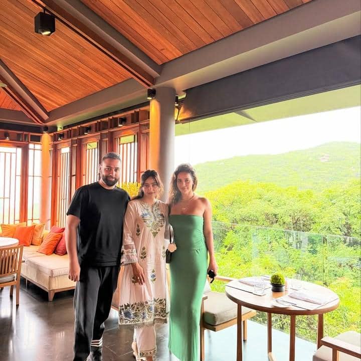 Neha Sharma dan adik