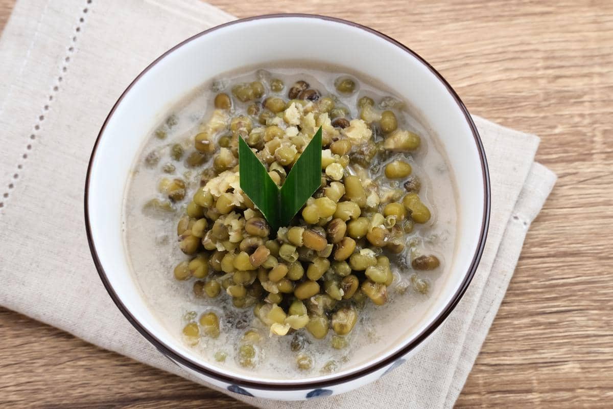 Ilustrasi bubur kacang hijau susu kedelai 