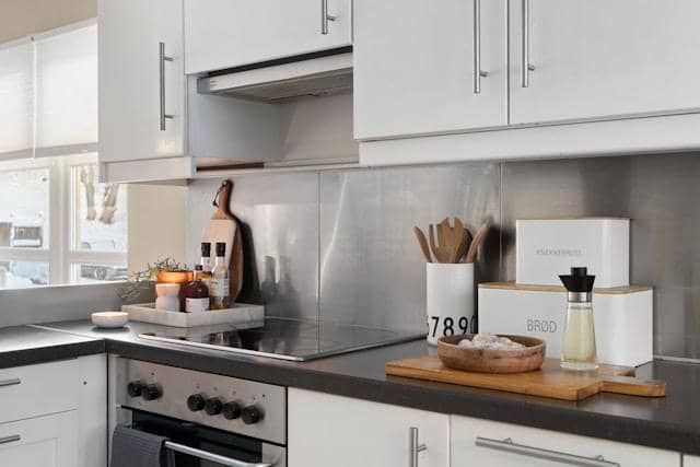 Dapur dengan kabinet putih dan meja hitam