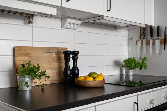 Dapur dengan buah di atas meja