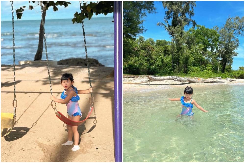 Moana asyik bermain di pantai.