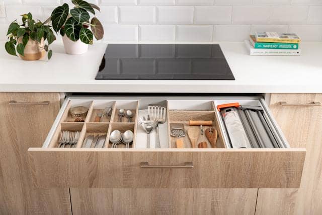 5 Cara Mengatur Isi Laci Dapur buat Peralatan Kecil Tidak Berantakan