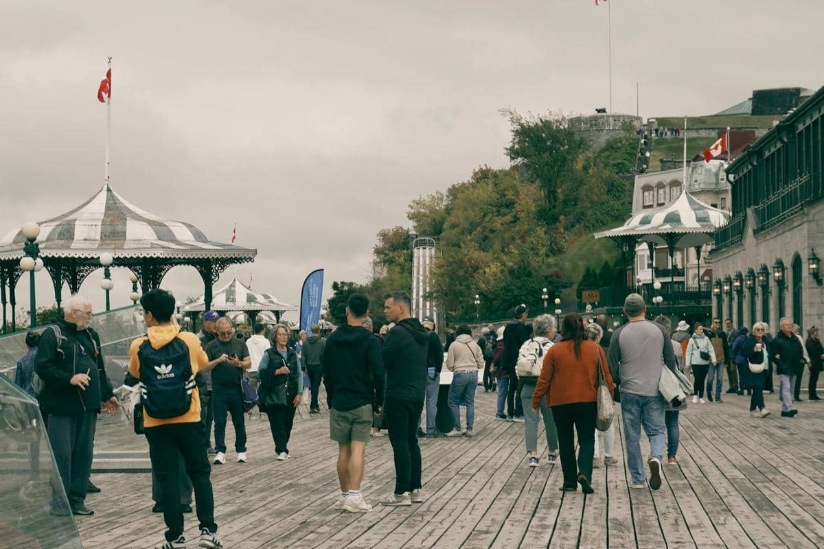 ilustrasi suasan ramai