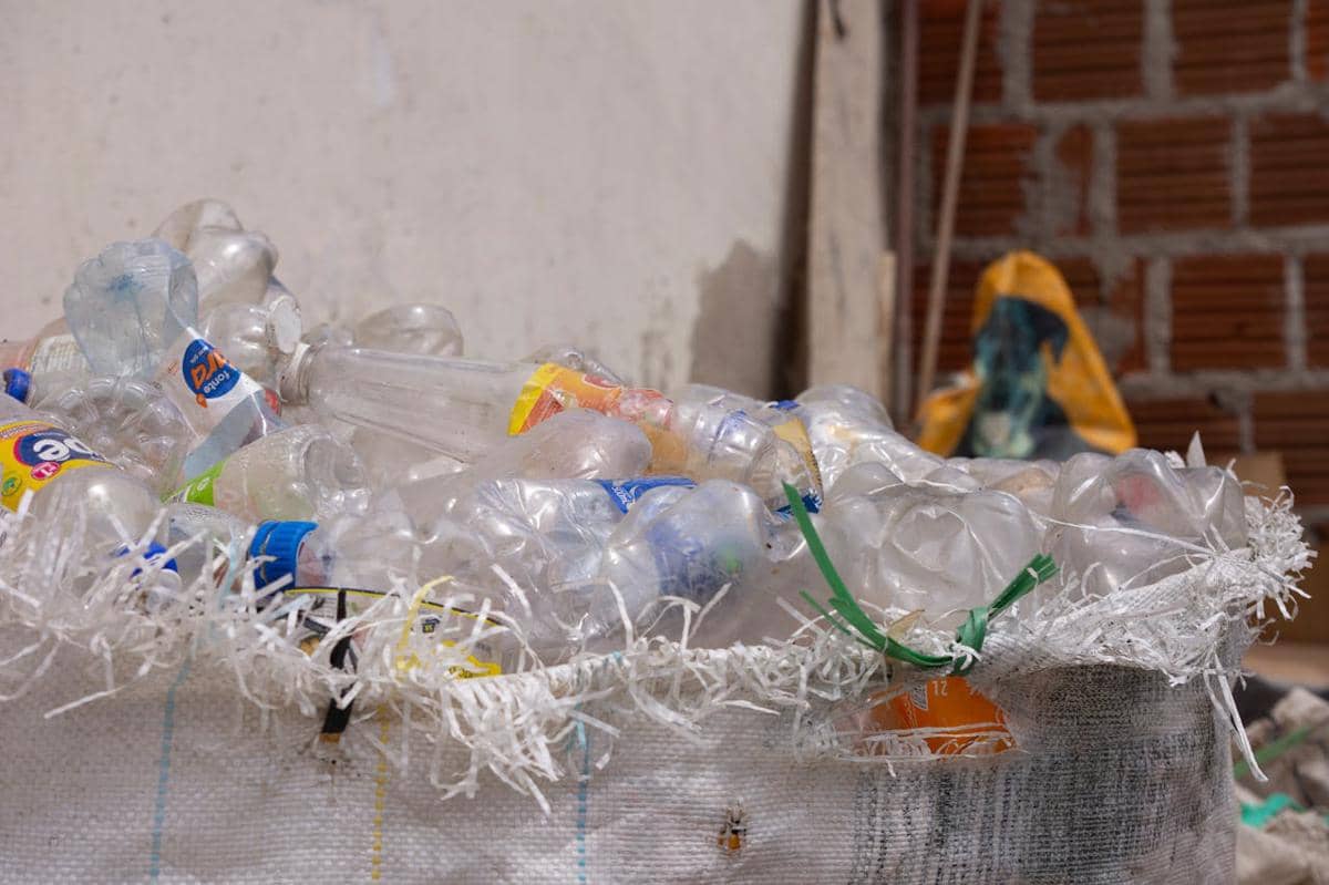 Ilustrasi sampah kemasan botol