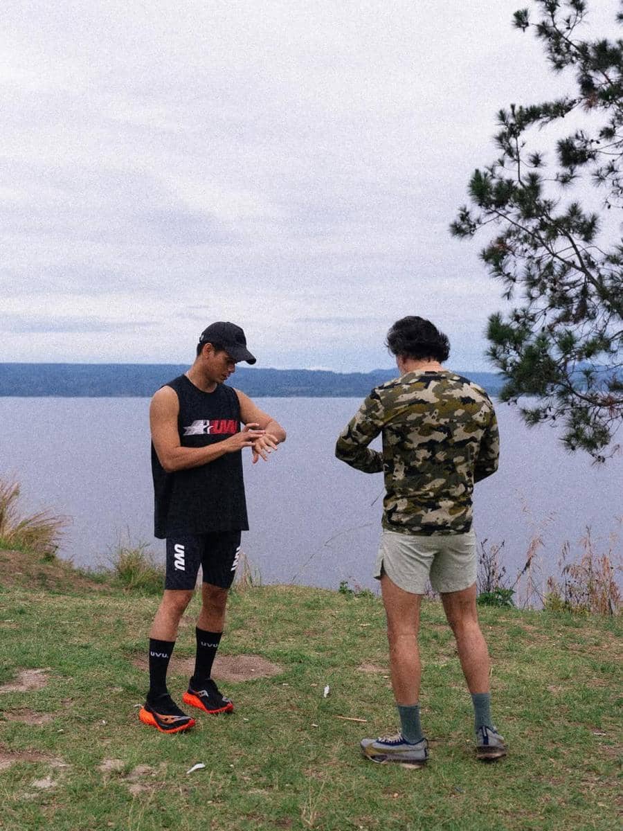 Jeremy Thomas saat jogging di sekitar Danau Toba