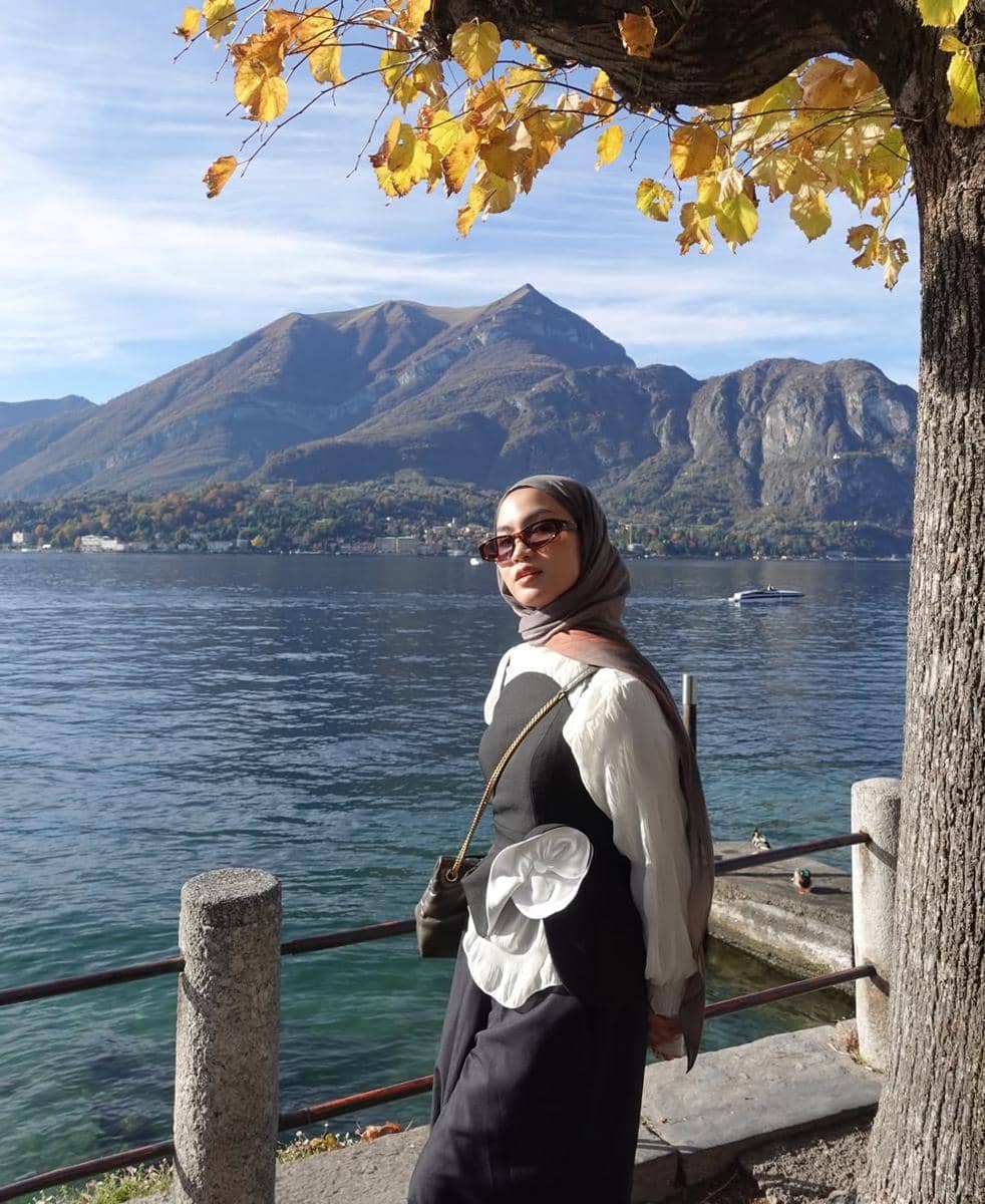 Xaviera Putri berkeliling di sekitar Danau Como, Italia.