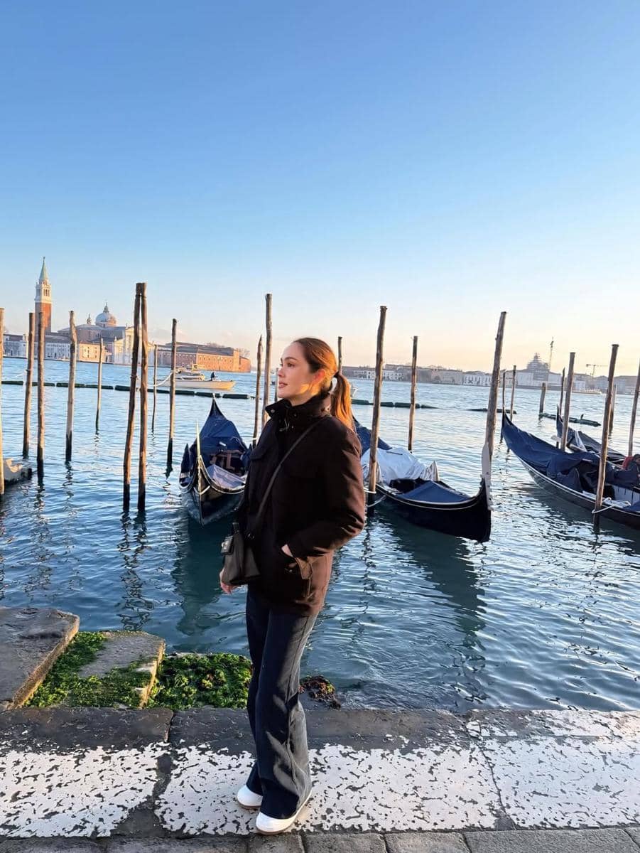 Cathy Sharon menikmati jalan-jalan di Venesia.
