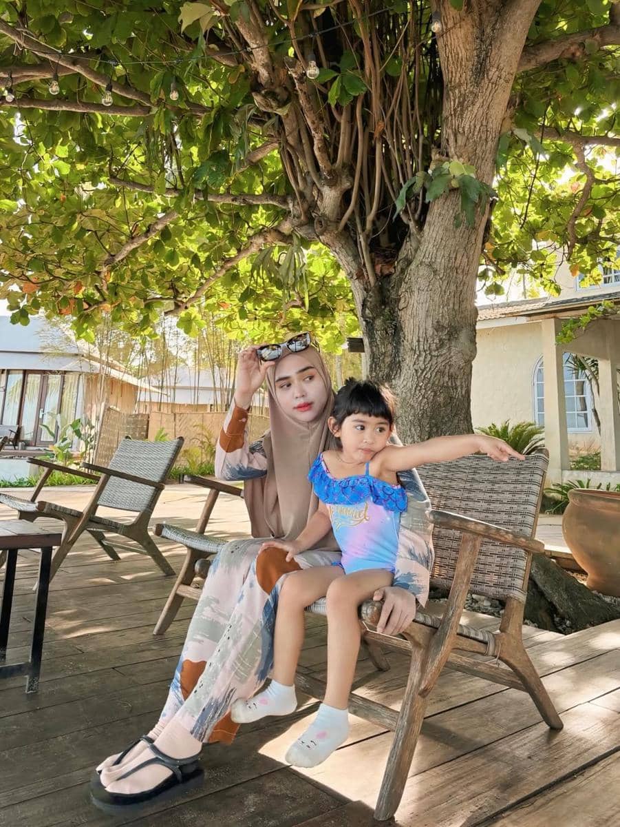 Moana asyik bermain di pantai.