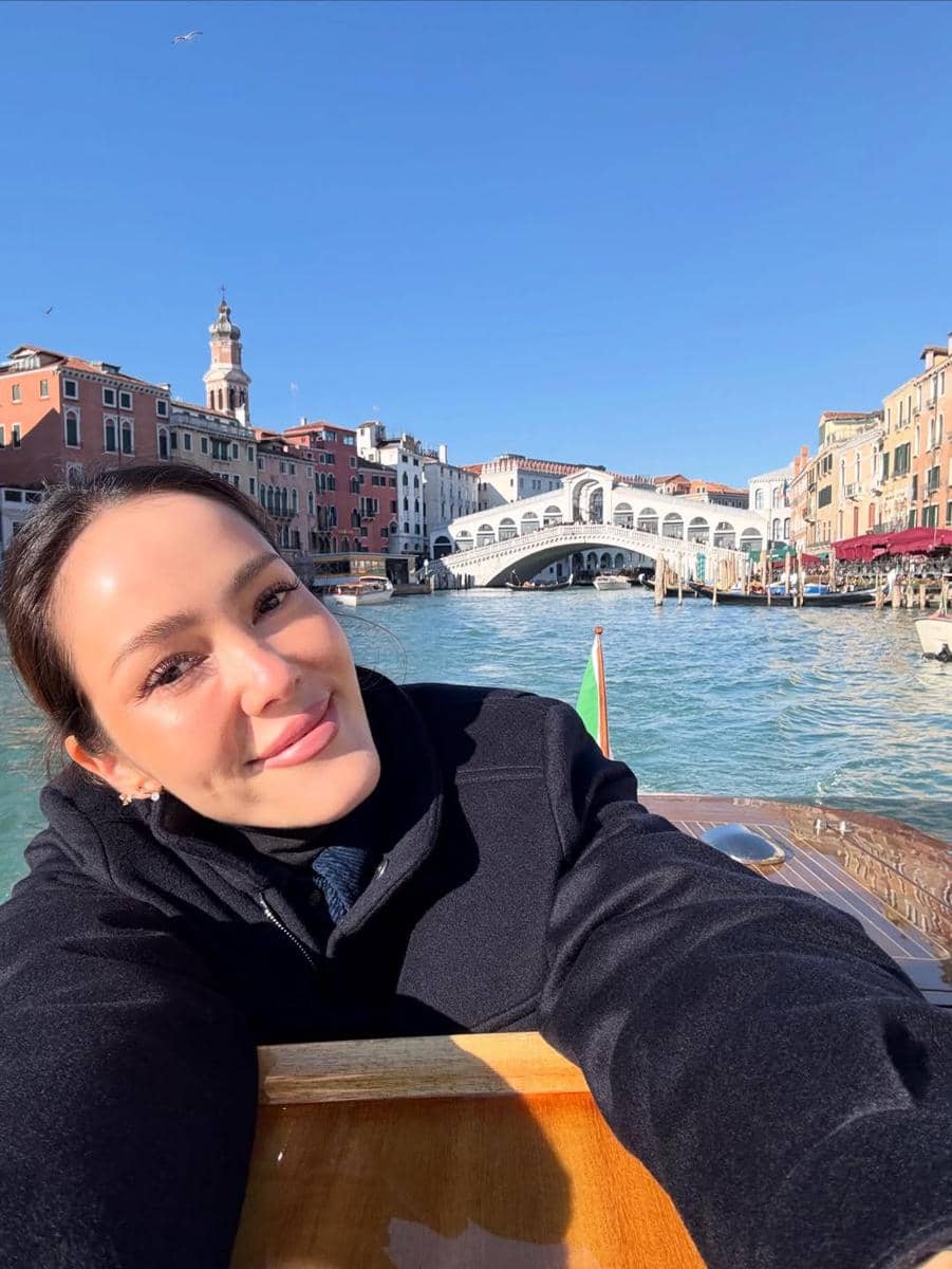 Cathy Sharon menikmati jalan-jalan di Venesia.