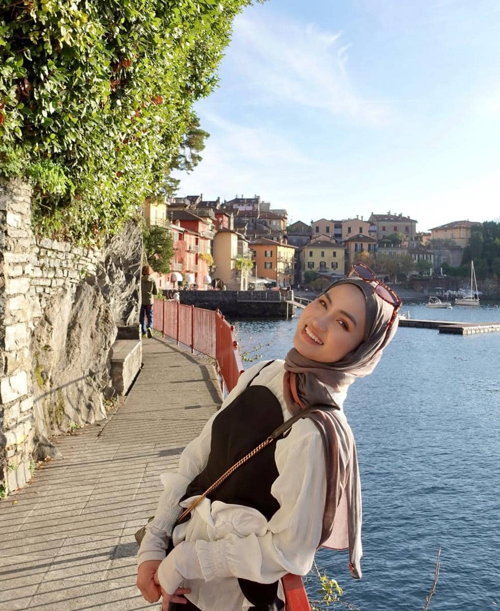 Xaviera Putri berkeliling di sekitar Danau Como, Italia.
