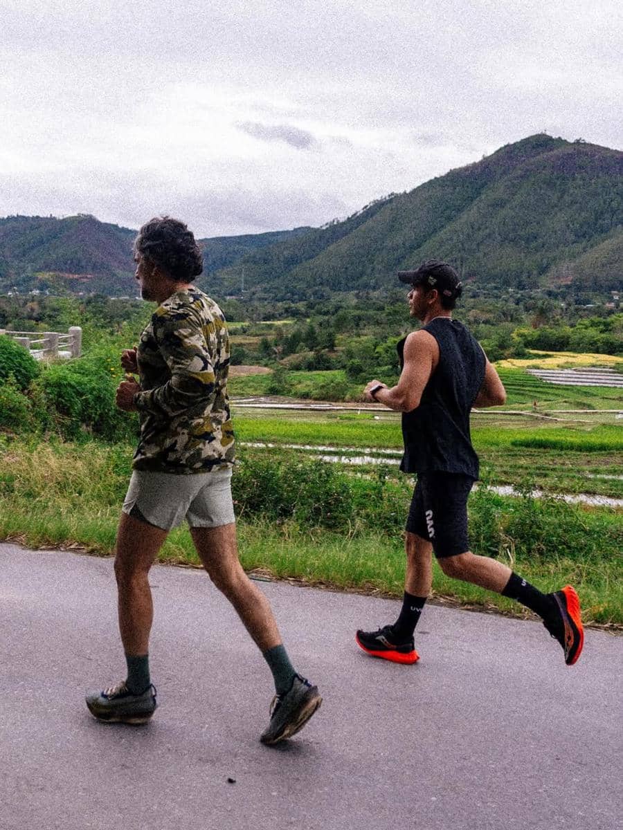 Jeremy Thomas saat jogging di sekitar Danau Toba