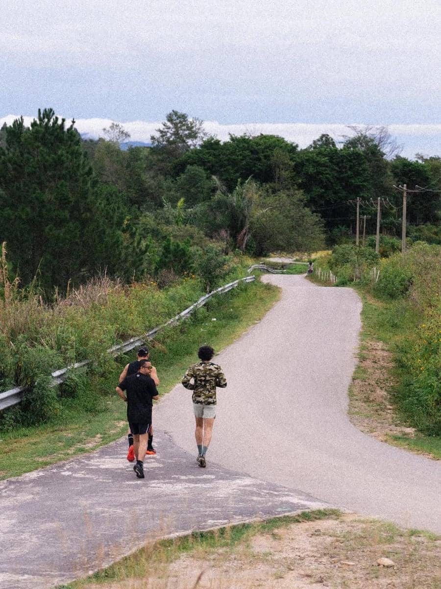 Jeremy Thomas saat jogging di sekitar Danau Toba