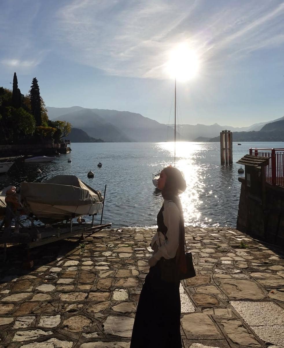 Xaviera Putri berkeliling di sekitar Danau Como, Italia.