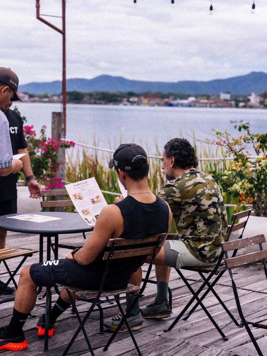 Jeremy Thomas saat jogging di sekitar Danau Toba