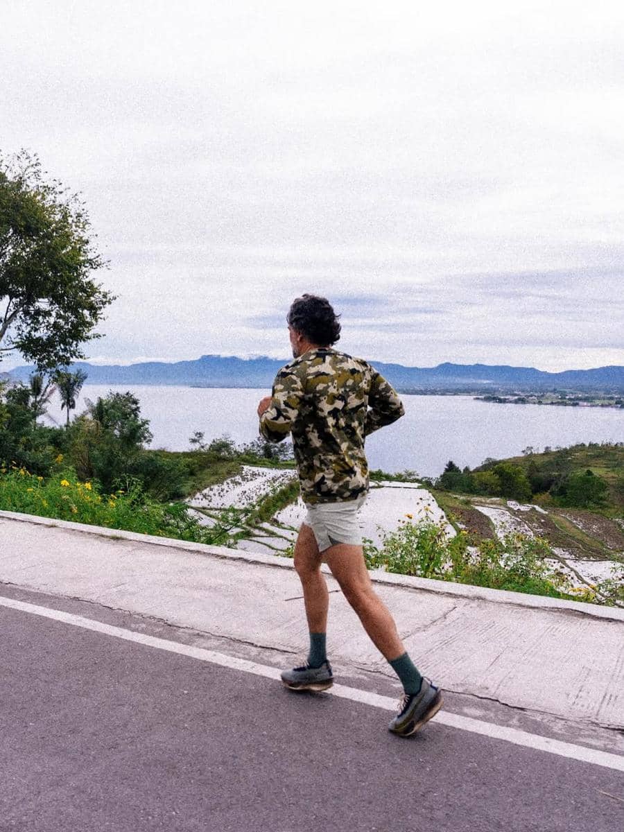 Jeremy Thomas saat jogging di sekitar Danau Toba