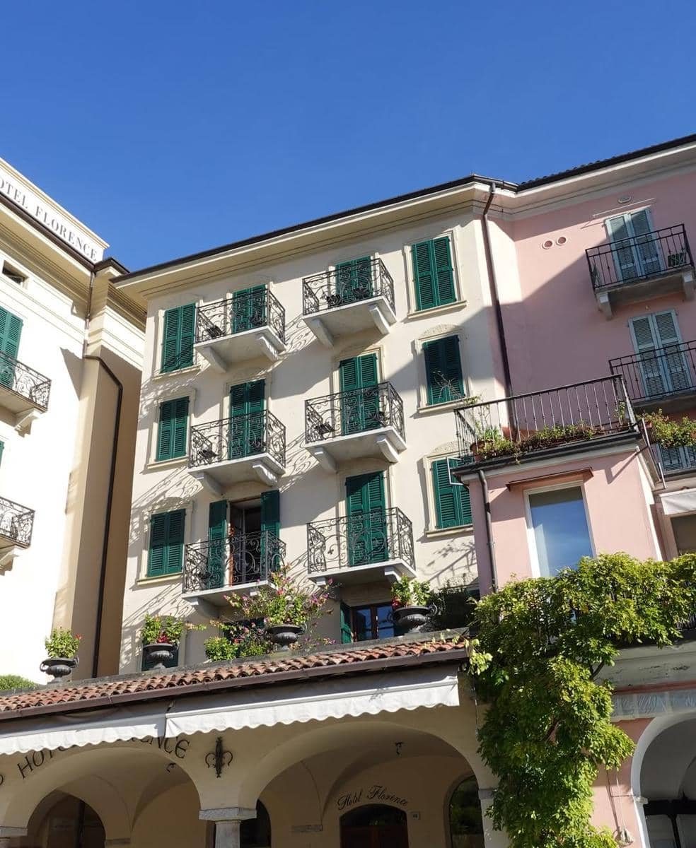Xaviera Putri berkeliling di sekitar Danau Como, Italia.