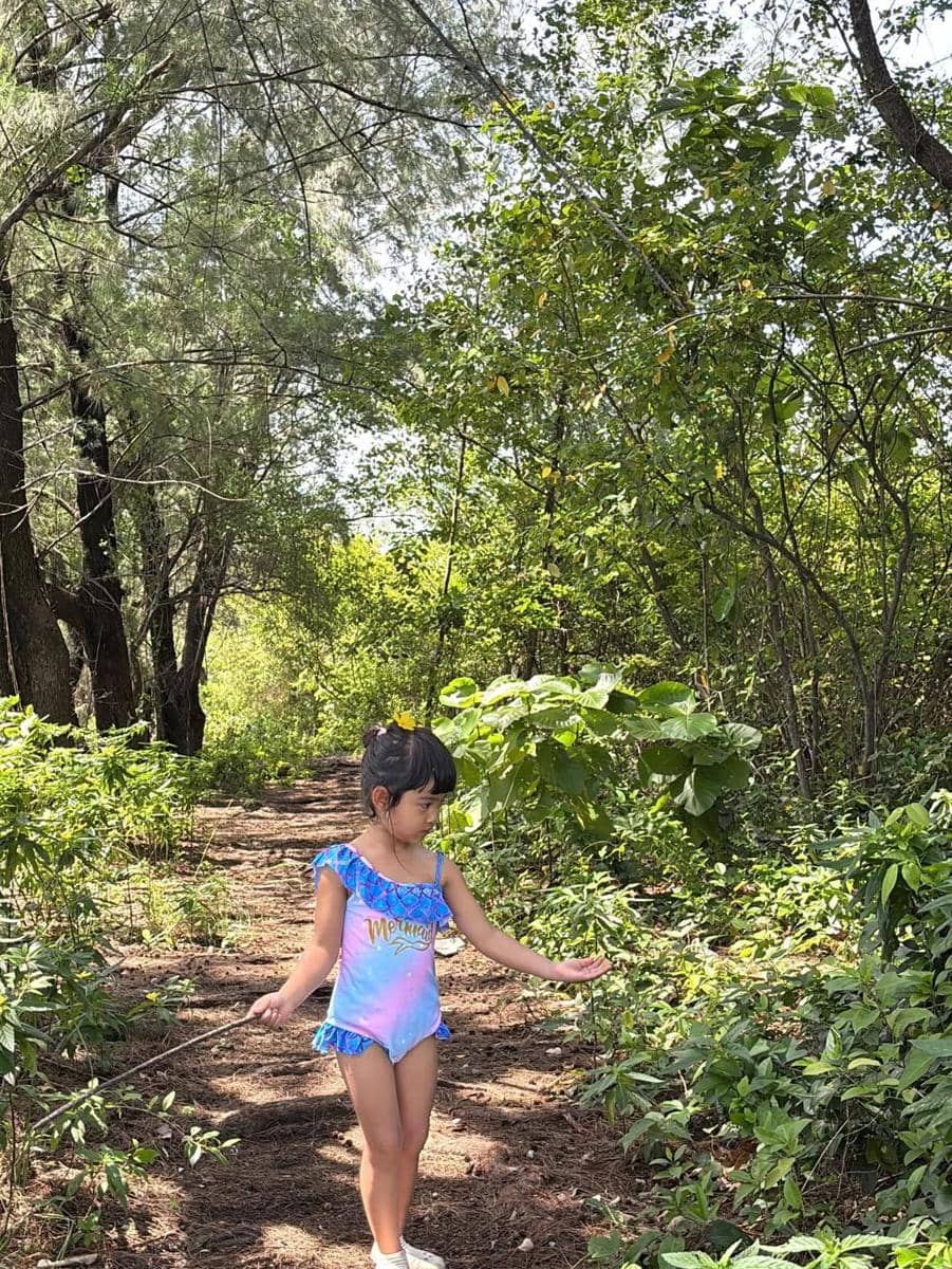 Moana asyik bermain di pantai.