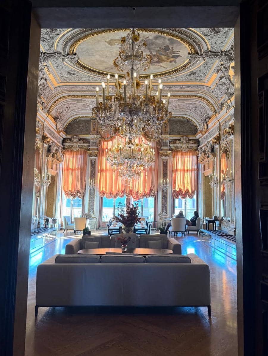 Cathy Sharon menikmati jalan-jalan di Venesia.