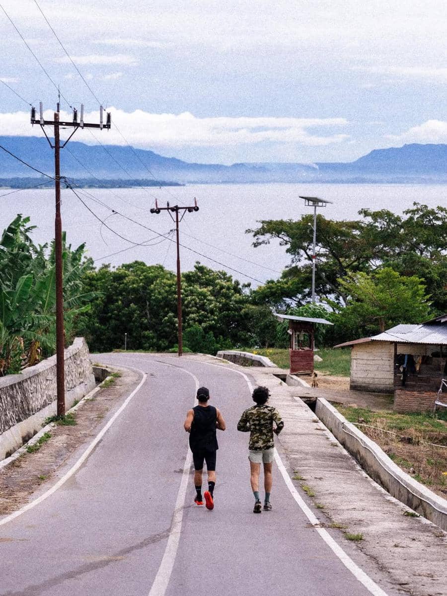 Jeremy Thomas saat jogging di sekitar Danau Toba