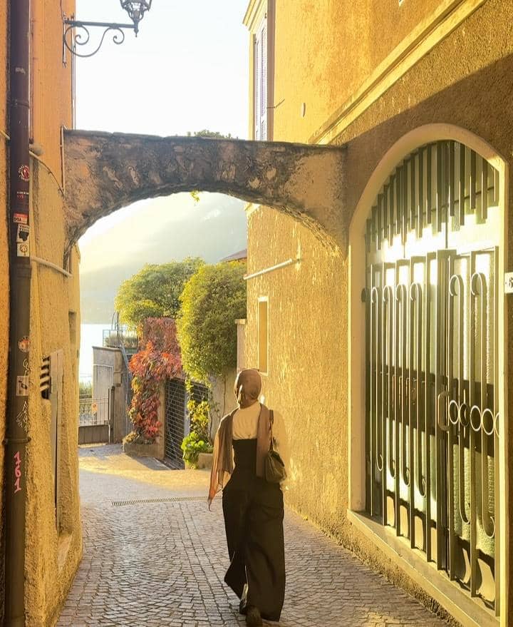 Xaviera Putri berkeliling di sekitar Danau Como, Italia.