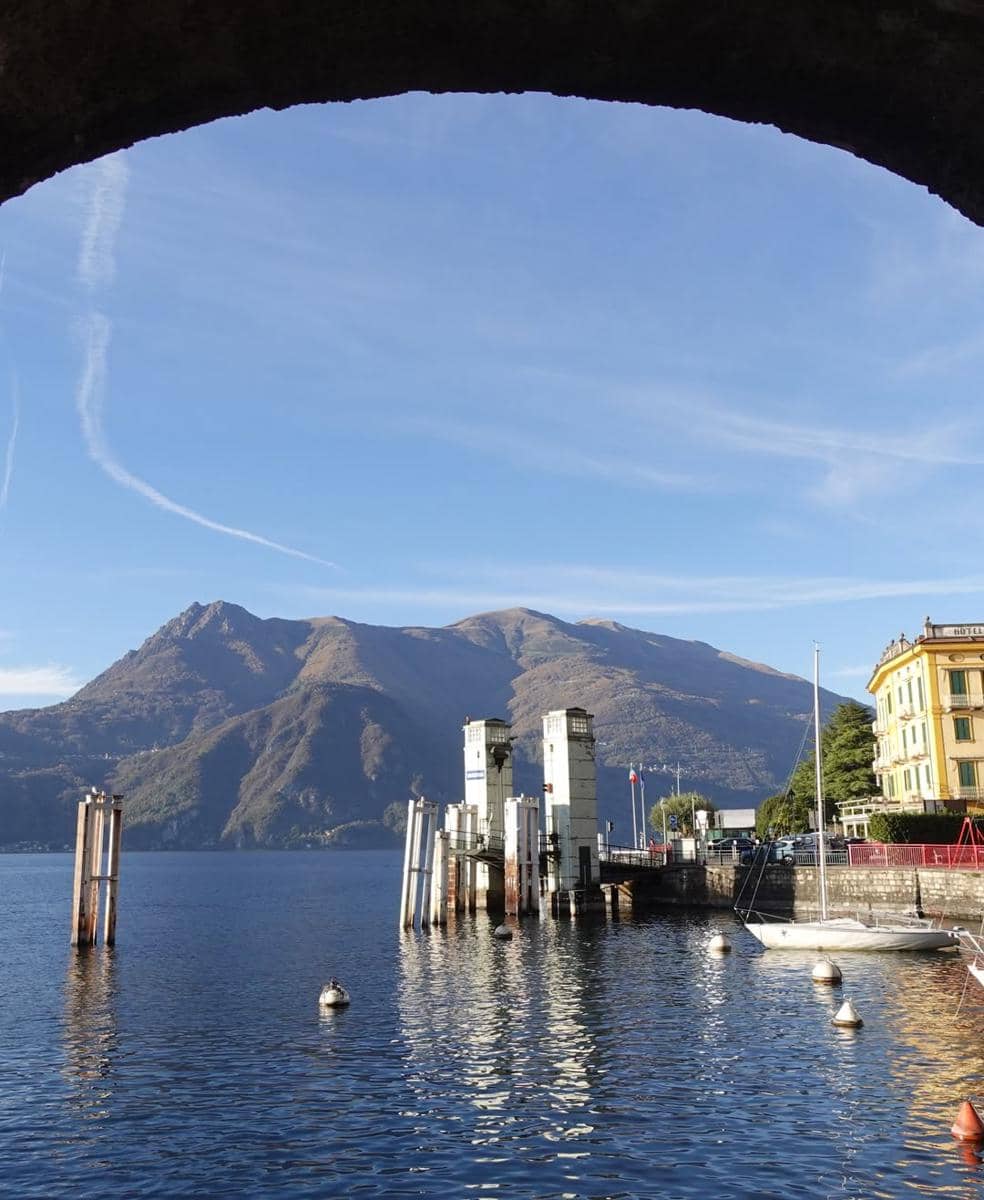 Xaviera Putri berkeliling di sekitar Danau Como, Italia.