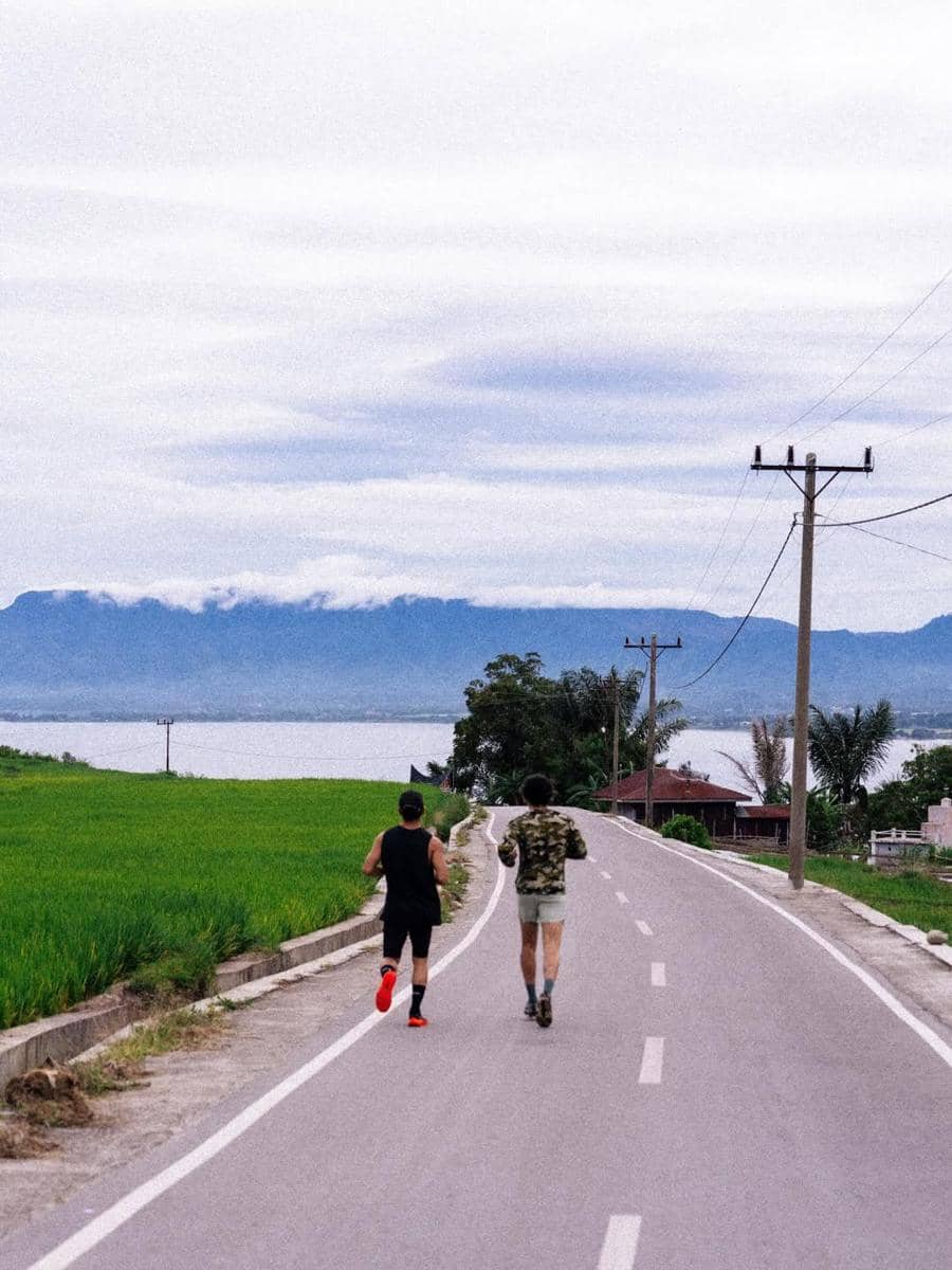 Jeremy Thomas saat jogging di sekitar Danau Toba
