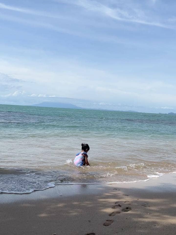 Moana asyik bermain di pantai.