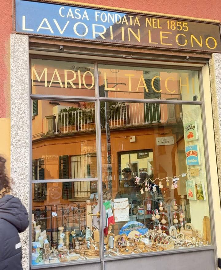 Xaviera Putri berkeliling di sekitar Danau Como, Italia.